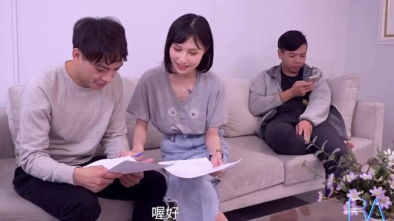 大陆AV剧情：漂亮女房主被新房客热情招待.