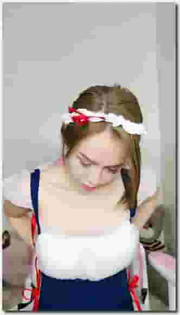 黄播界唐嫣极品身材爆乳女神,慢慢脱掉抹上精油,掰开小穴手指抠入,假屌放椅子上骑坐,插得嗯嗯嗯浪叫