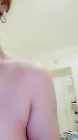 极品长腿大奶肥穴网红美女小姐姐,水晶棒假屌轮流插无毛小穴,黑丝高跟鞋翘起双腿,特写假屌爆插高潮娇喘