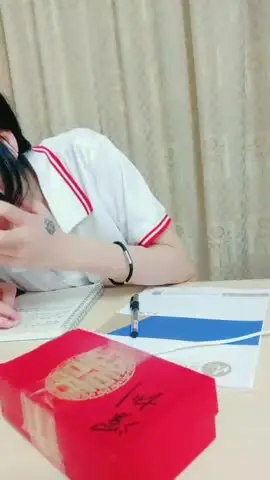 剧情演绎眼镜学生妹打电话叫学长来家里作业辅导,脱光光躺在桌子上检查身体,再到卧室操上位骑坐操到大叫 new