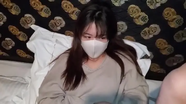羞羞的人妻第一部:疫情关系太久没推炮 一上床就发浪!!