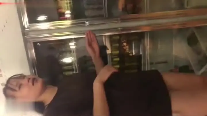 小区楼下便利店一路跟踪偷拍 运动鞋美女干净的美鲍~小区楼下便利店一路跟踪偷拍 运动鞋美女干净的美鲍