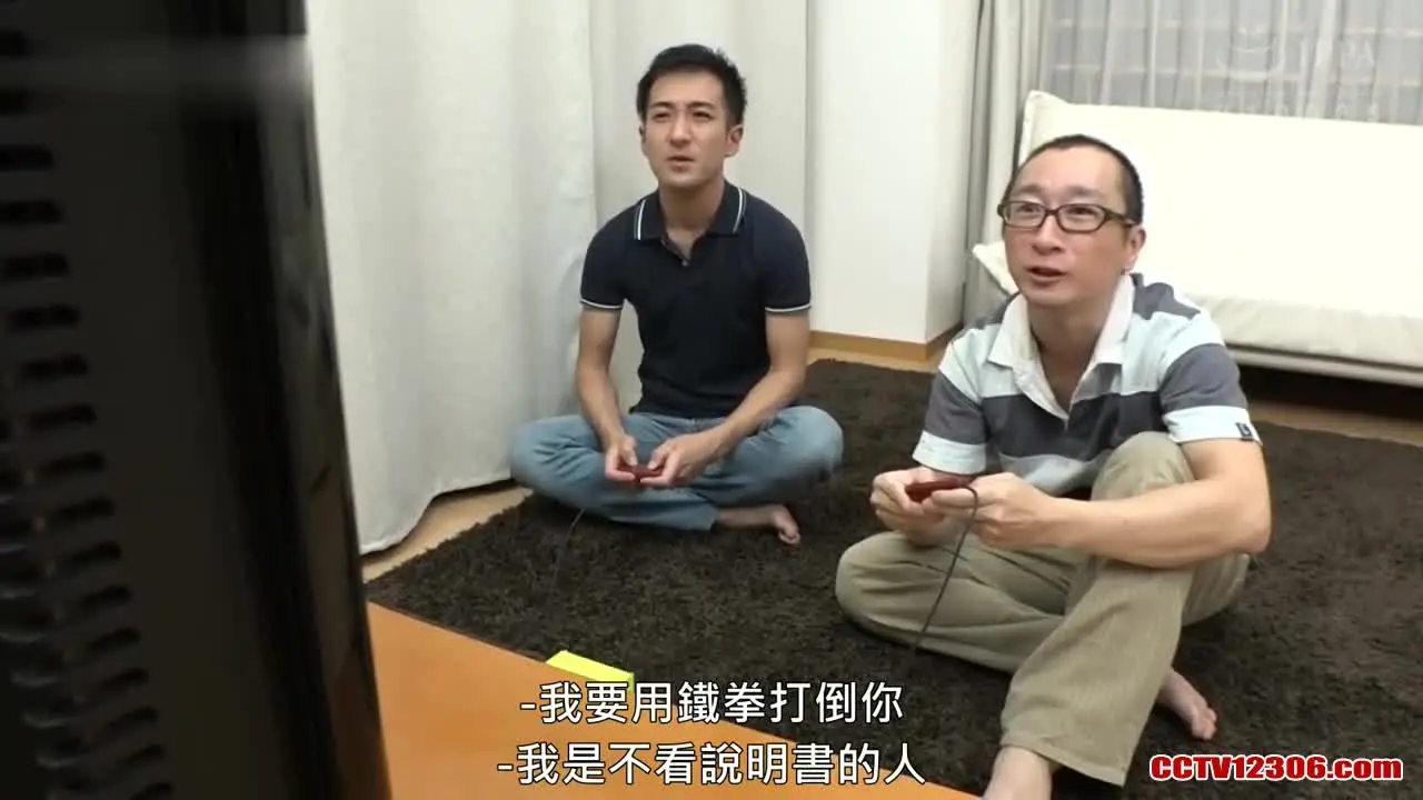 UMSO226中文字幕纯净版波多野結衣友人のお姉さんがまさかのマンチラ誘惑!?ゲームに夢中の友人は気づく?気づかない?