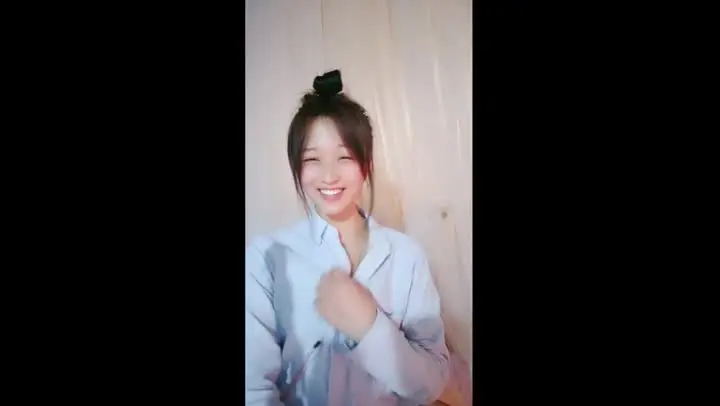 颜值很哇塞的极品小少妇全程露脸深夜激情陪狼友发骚,揉奶玩逼对着镜头掰开给狼友看特写