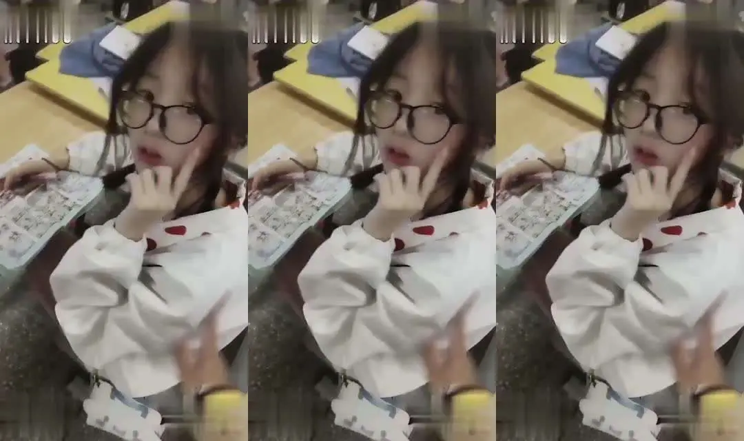 父女乱伦 粘人的女儿非要爸爸疼爱！那女儿是爸爸的小情人，所以操情人应该没问题吧#鬼父#肛塞#剪辑#情趣内衣#骚逼#美臀#母狗#萝莉#性交