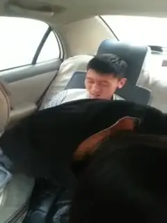 小情侣后座啪啪啪妹子说你别照了(1)