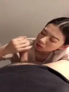 老婆闺蜜半夜睡不着觉过来帮我打飞机爽