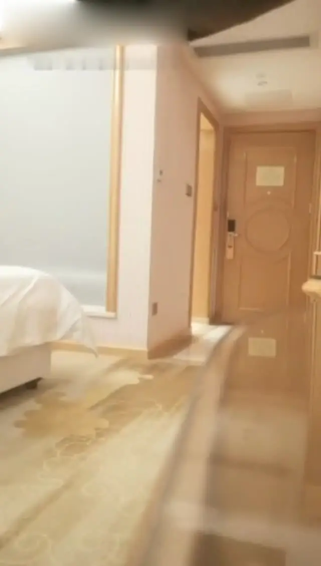 老哥探花选了两个大奶熟女双飞啪啪 轮流大力猛操上位骑乘抽插非常诱人