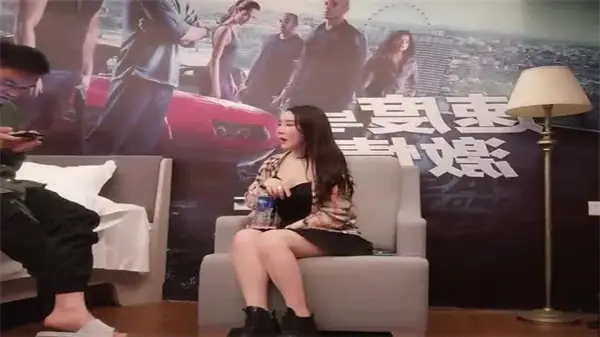 约了个网红脸妹子啪啪沙发调情扣逼