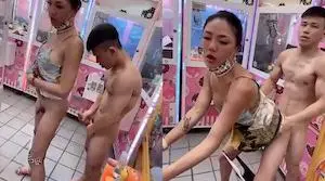 ❤️精品推荐❤️国产TS系列大奶美妖『楀乔』商场娃娃机旁被小个子抓着奶子后入超刺激