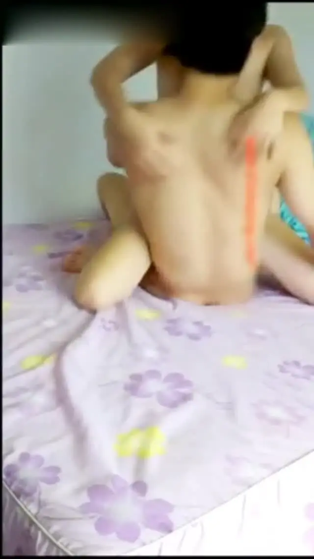 强迫女儿 掀开她的被子掰开她的腿就往里干 不内射是女儿的底线