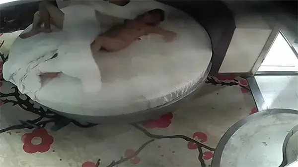 最新情趣酒店白色圆床偷拍_