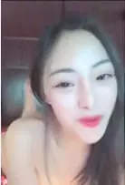 正妹直播主深夜和粉丝脱衣聊聊天要先刷个皇冠才能要到微信喔