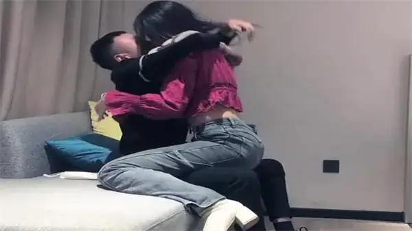 广州新晋极品诱惑：酒红低胸小姐姐激情约啪实录