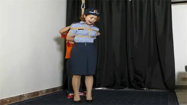 制服美女大胆真空上阵！极致诱惑大尺度盛宴