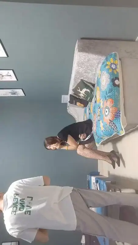 御姐黑丝网袜撩裙揉穴，后入爆操大屁股内射颜射
