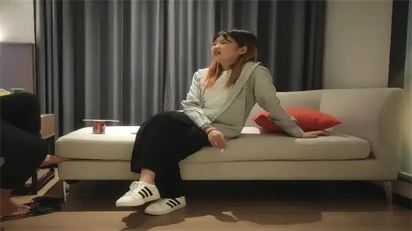淫荡探花深夜偷拍！清纯学生妹为千元堕落，惨遭肉体狂干内射到淫叫！