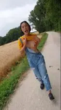 小舒淇刘玥户外全裸口活骚浪，饥渴难耐主动拖进小树林求操！