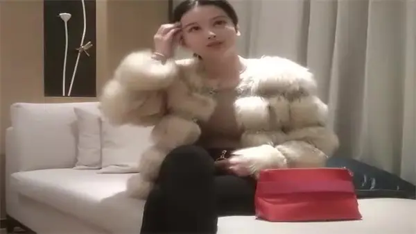 探花实录！极品高颜值巨乳嫩妹，被猛男狂插到淫叫失禁，潮吹求内射灌满骚穴