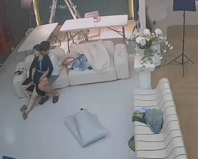 黑客入侵影棚监控！无人时摄影师狂操老板娘偷情实录