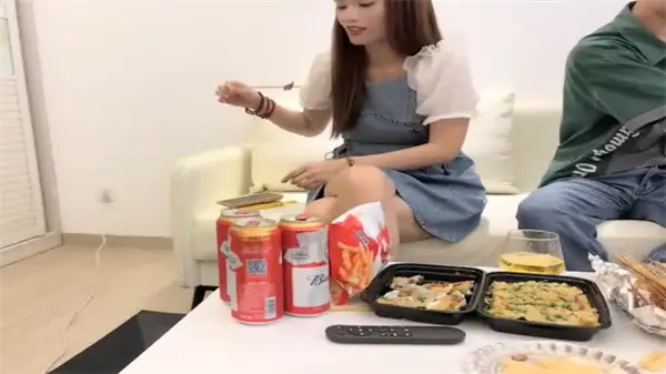 网恋奔现极品骚货！饥渴肉棒深插淫穴狂干，第四次见面直接野战内射