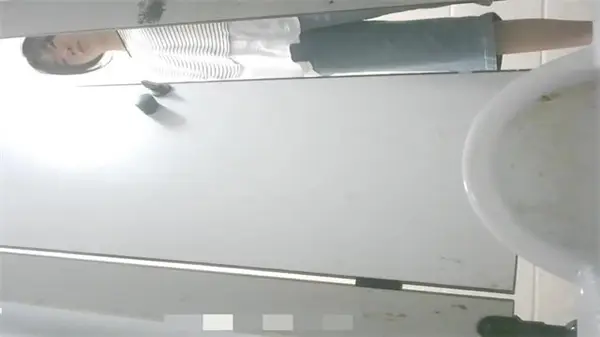 厕所全景偷拍新流出，后入3P激情诱惑上演
