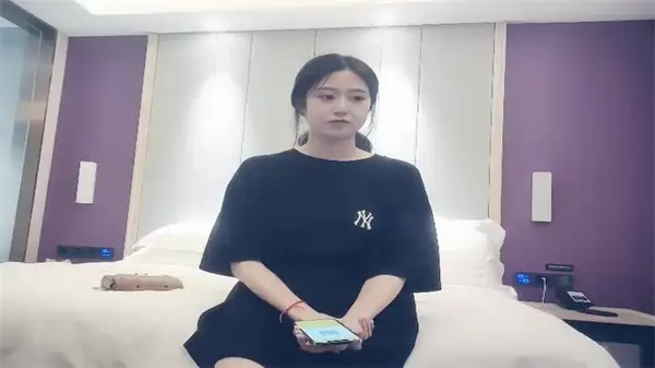 极品清纯马尾妹 深喉特写硬到爆 直接抱起狂插嫩穴