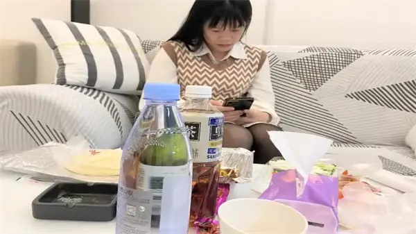 男主高价约操巨乳黑丝兼职白领，偷拍狂干内射