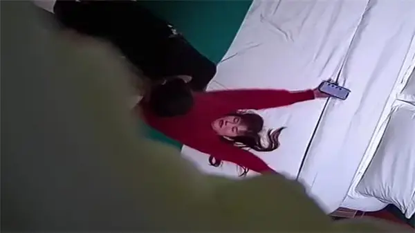酒店偷拍意外捕获！人妻巨乳被狂干内射骚穴尽露