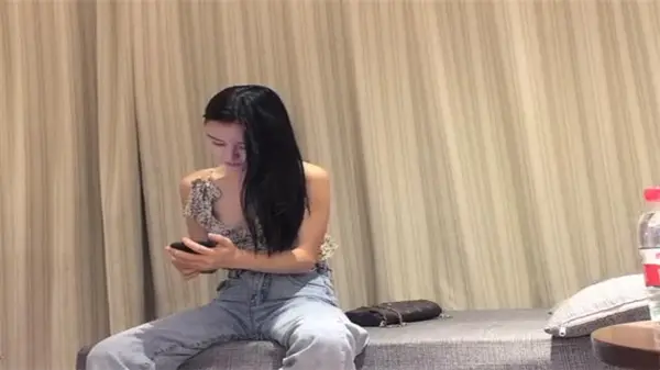 午夜寻欢！长腿美模巨臀狂摇，粉嫩肉穴被狂操猛干，淫叫高潮！