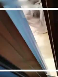 骚男找良家小少妇被迫与人玩3P，一个拍一个干骚男