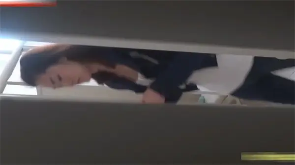 高校女厕被密拍！清纯美腿深蹲露穴，私密羞耻大曝光！