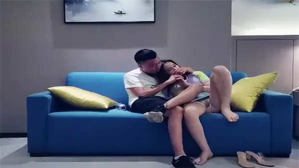 重金约双飞两个萝莉型兼职嫩妹，干到精尽人亡！