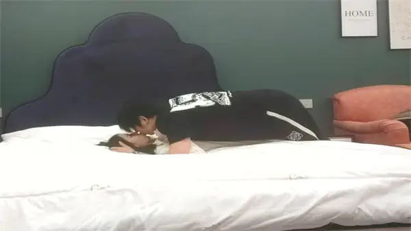 甜美嫩妹脱光内裤埋头狂舔蜜穴