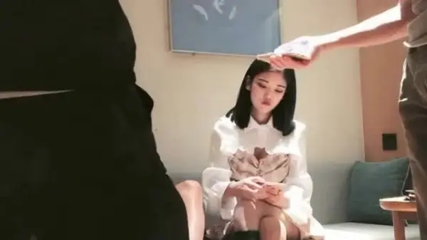 偷拍曝光！大屌魔人高价约操冷酷苗条大奶妹，爆操内射
