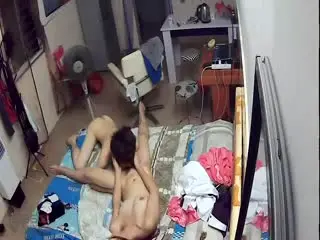 大二美女到男友出租屋打炮时不料被室友提前安装的摄像头偷拍,2人竟完全不知道并且干的相当激烈！美女的毛毛真旺盛！_1