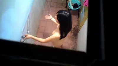 房东小女儿浴室偷拍实录！白嫩美乳颤动，粉嫩蜜桃臀湿身诱惑，插入瞬间偷拍视角全记录