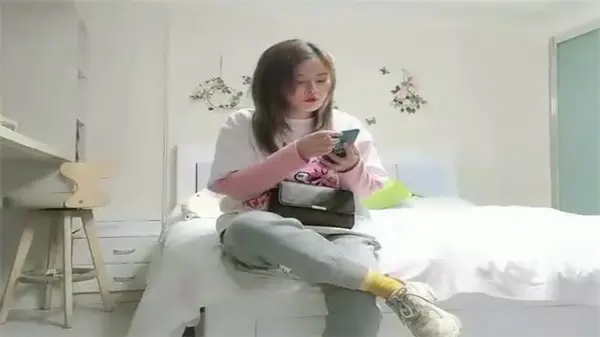 极品肉感骚妇偷情惨遭渣狼友偷拍，淫荡喘息与湿滑撞击声全收录