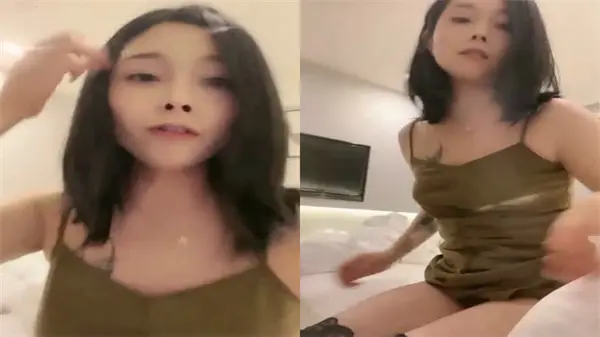 黑丝淫荡女郎淫声撩人，互动玩奶吃鸡道具自慰，高潮喷水刺激不断
