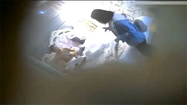 偷拍到初次干涩的骚穴，被狂操到淫水横流，彻底沦陷！