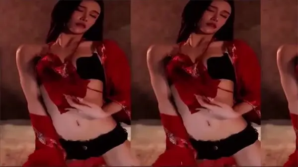 艾可乐巨乳抹油调教：乳沟深插×双指深喉，超火私人定制脱衣热舞！