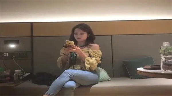 偷拍！巨屌猛男天价征服，狂操极品苗条巨乳御姐到高潮失禁！