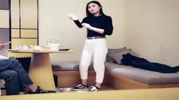 探花再约极品黑衣气质妹！高颜值骚穴被爆操内射，疯狂抽插呻吟连连！
