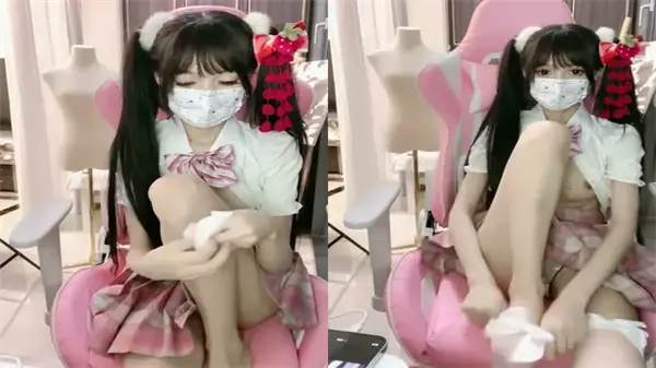 白丝双马尾苗条嫩妹淫叫浪语，道具调教嫩穴互动挑逗！