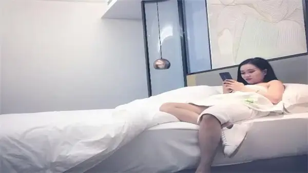 偷拍巨屌爆操贫乳美妆小姐姐，惊恐求饶内射一脸