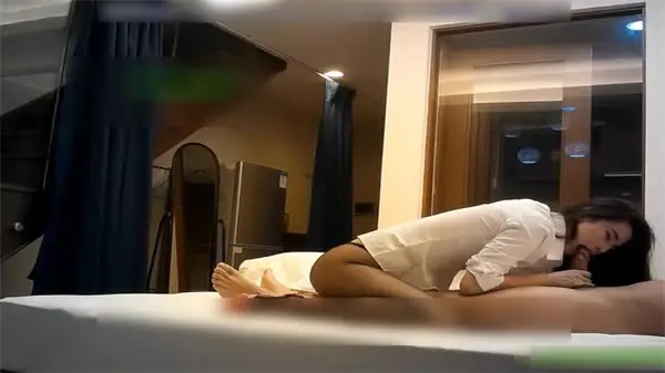 开档黑丝OL制服美女大长腿挑逗，欲火焚身欲罢不能！