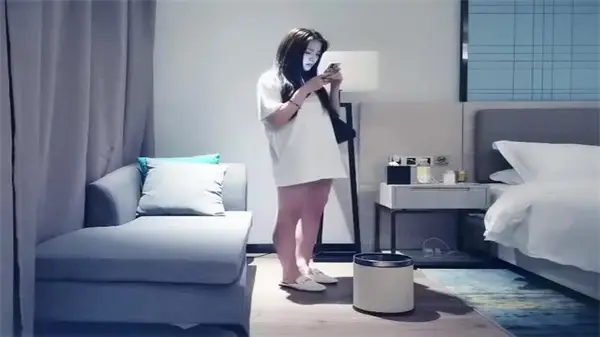 酒店内爆操极品嫩妹子，狂干到内射高潮浪叫！