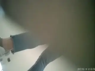 极品偷拍！前凸后翘少妇公厕自慰被撞破 后入狂抽淫水四溅