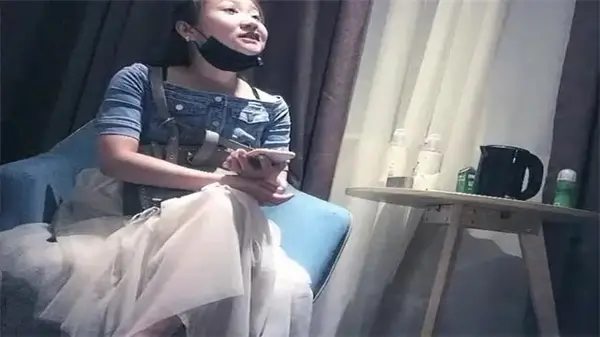 偷拍巨乳御姐被大屌魔人高价约炮爆操内射