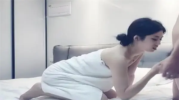 探花绝活！甜美大长腿嫩妹出浴后湿透骚穴，被连操两炮猛内射，娇喘求饶沦陷！